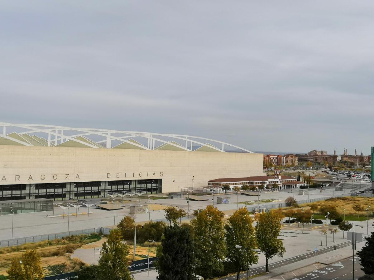 La Parada De La Estacion Con Parking Zaragoza Kültér fotó