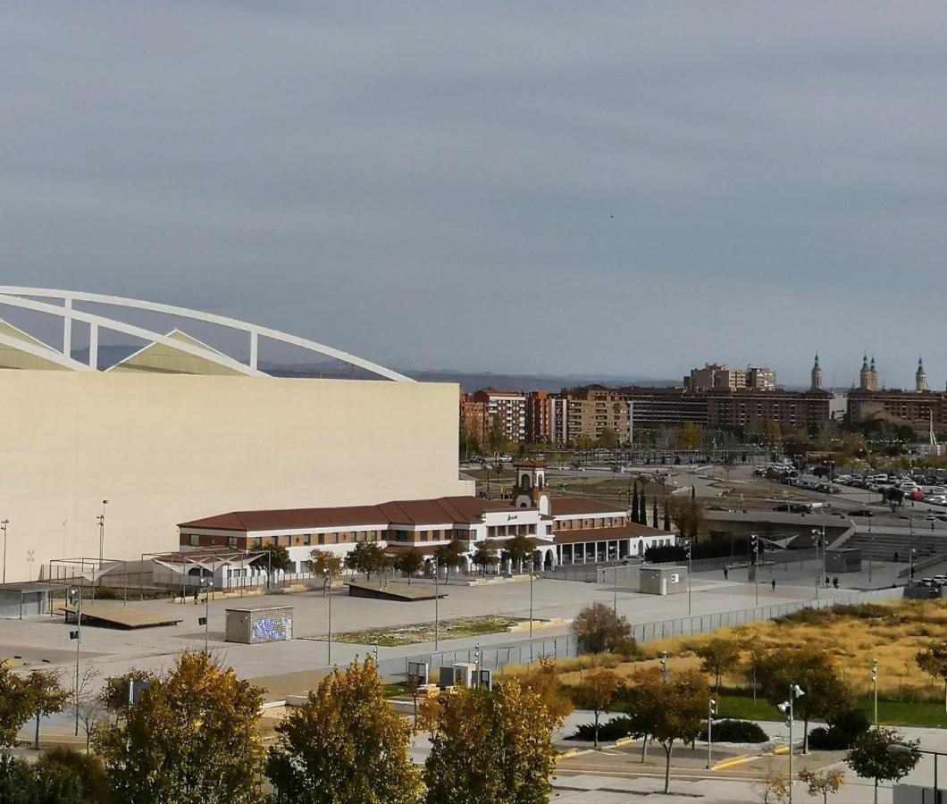 La Parada De La Estacion Con Parking Zaragoza Kültér fotó